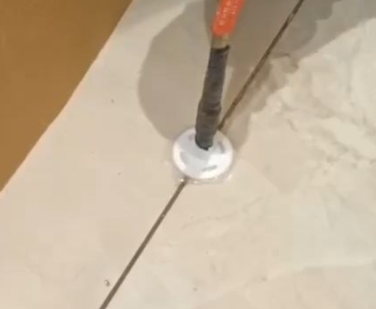 余江瓷砖空鼓维修公司专业解答瓷砖在铺贴过程中，如果没有涂抹均匀到位的粘结材料（如水泥砂浆或瓷砖胶），可能会导致以下问题