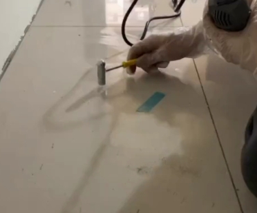 余江瓷砖开裂维修公司专业分享瓷砖在铺贴前如果没有沥干水分，将会导致以下问题