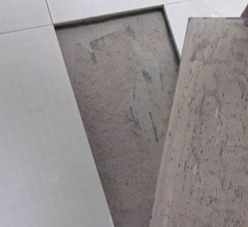 余江瓷砖空鼓维修公司分享瓷砖铺贴时如果打浆（即涂抹在瓷砖背面和基层上的砂浆或瓷砖胶）过少，会带来以下问题